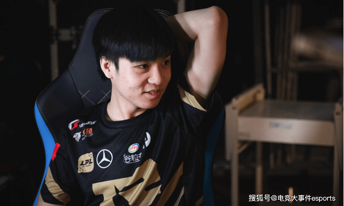 开云官网-比赛规则变更引发热议！，Doinb在快船比赛中重返赛场赢得满堂喝彩