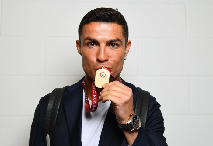 开云官网-里昂训练开放日，今夜绝杀压哨引欢呼，意大利杯在即，更衣室氛围转暖